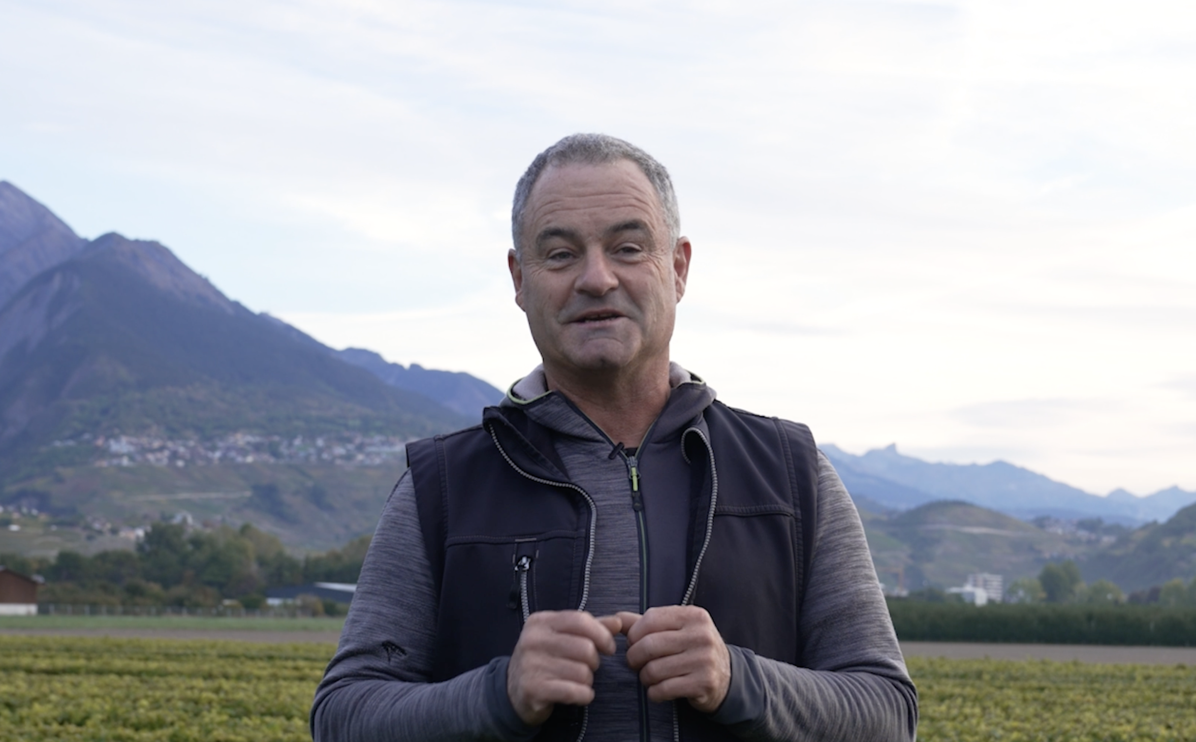 Eric Germanier, vigneron, dans des vignes