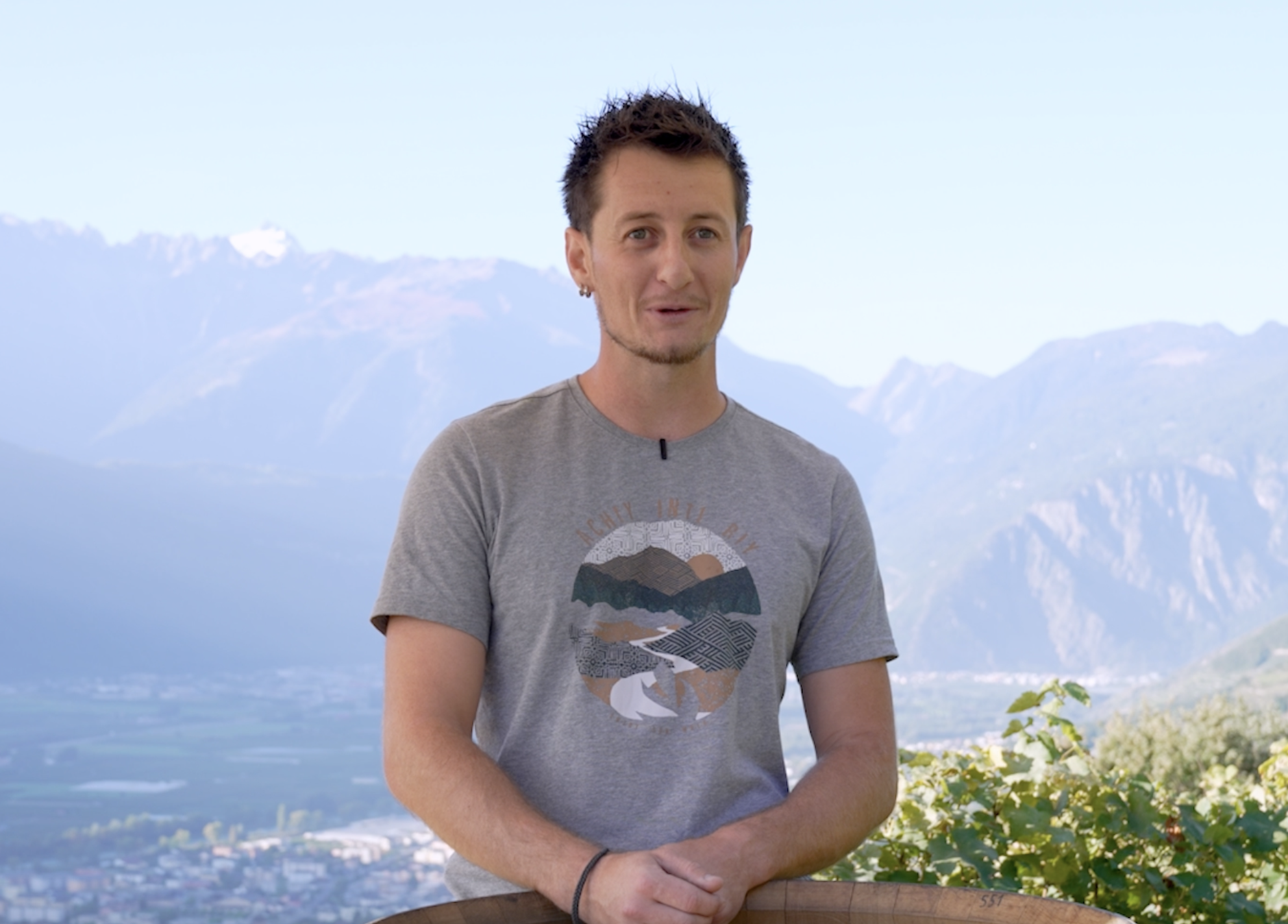 Jeune vigneron Samuel Luisier devant les montagnes valaisannes
